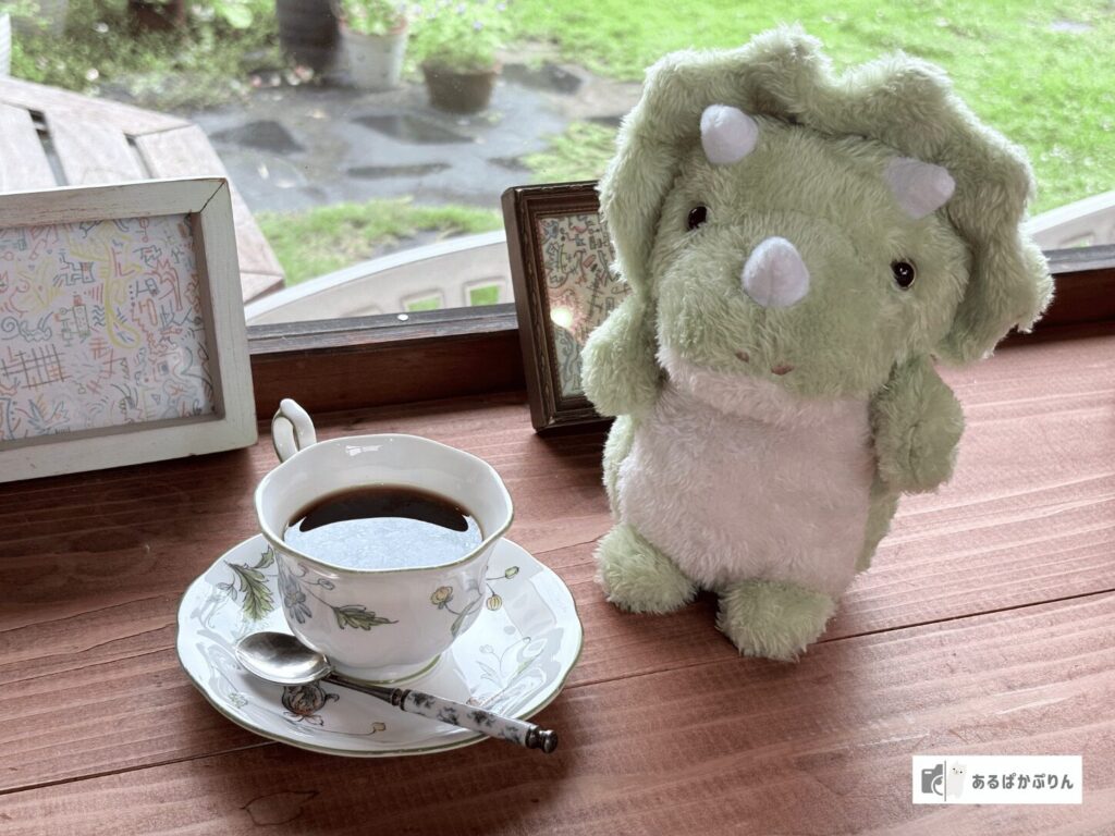 ぬい撮りのコツ5つ！スマホでかわいく撮る方法とおすすめカメラ・レンタルを紹介：カフェの卓上をすっきりさせて撮ったぬいぐるみ
