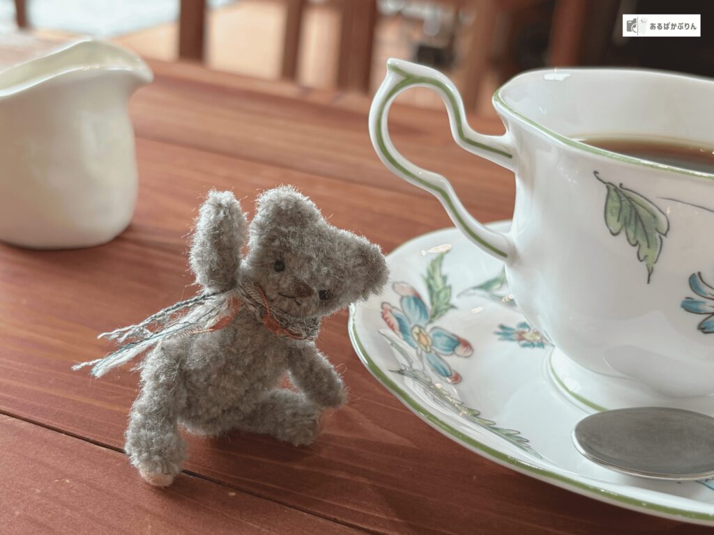 ぬい撮りのコツ5つ！スマホでかわいく撮る方法とおすすめカメラ・レンタルを紹介：背景の小物を2〜3点に絞って撮ったぬいぐるみ