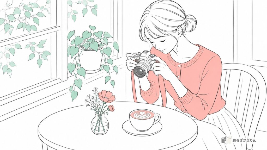 カフェでラテとお花を撮る女性